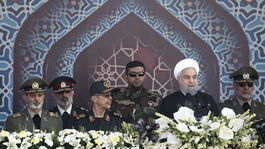 Irán predstavil na verejnosti raketu, ľudia skandovali protiamerické heslá