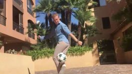 Šampión F1 prijal Ronaldovu výzvu. Rozbil kvetináče a nominoval Obamu s Federerom