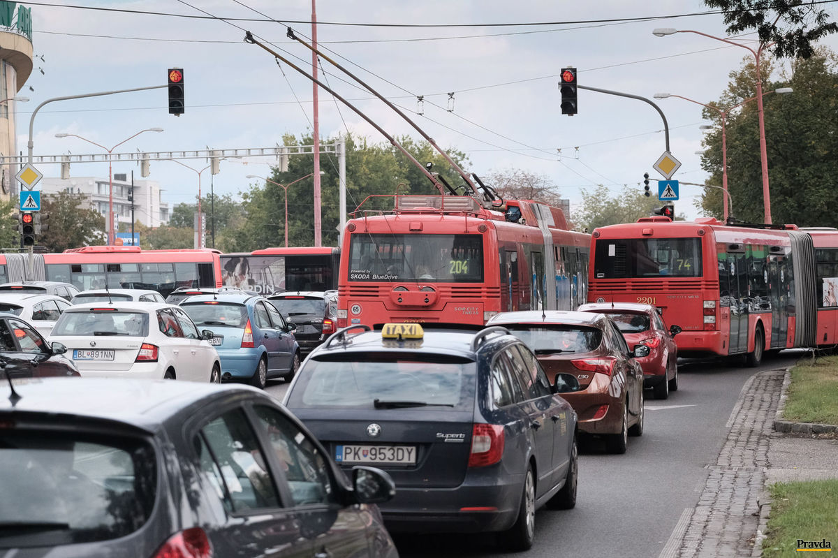 V dopravných zápchach meškajú aj autobusy MHD.