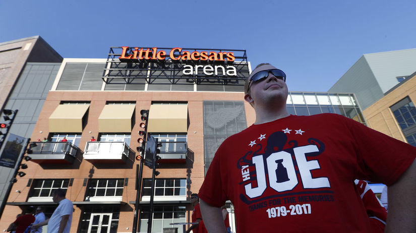 Fanúšik stojí pred štadiónom Little Caesars...
