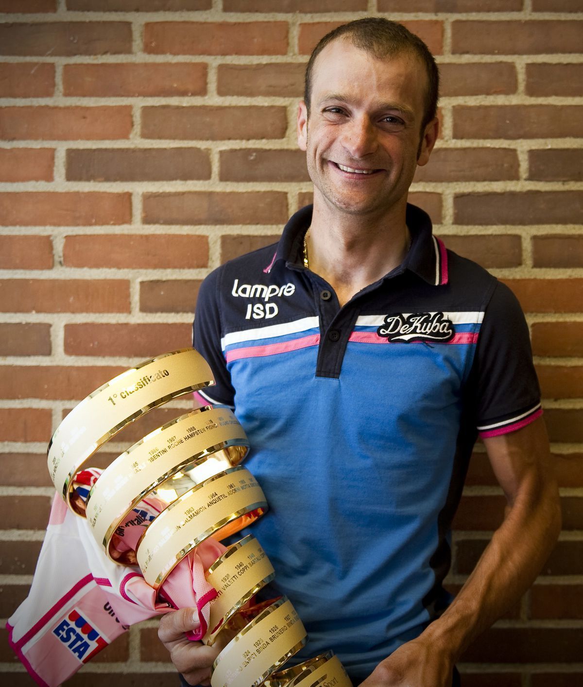 Michele Scarponi s trofejou pre víťaza Giro...