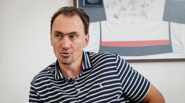 Šatan: Jedna batéria do telefónu by mi na deň nestačila