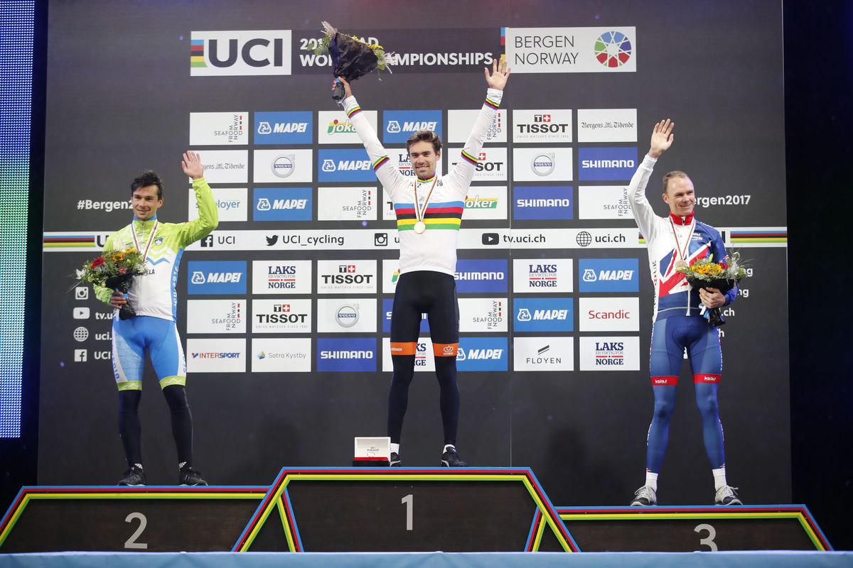 Tom Dumoulin oslavuje triumf v individuálnej...