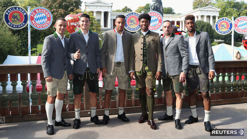Futbalisti Bayernu Mníchov na Oktoberfeste.