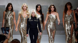 Donatella Versace (v popredí) kráča s niekdajšími supermodelkami - zľava: Carla Bruni, Claudia Schiffer, Naomi Campbell, Cindy Crawford a Helena Christensen