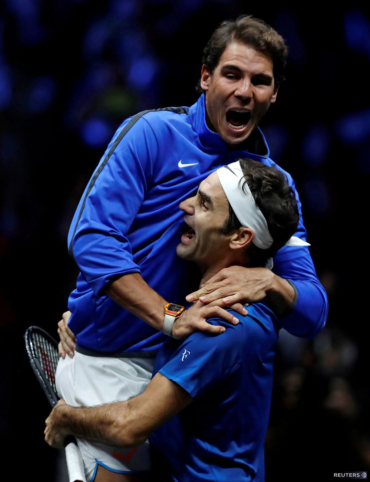 Rafael Nadal a Roger Federer oslavujú výhru...