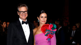 Herec Colin Firth a jeho manželka Livia pózujú fotografom v Miláne. 