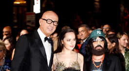 Marco Bizzarri (vľavo) s herečkou Dakotou Johnson a dizajérom Alessandrom Michele.