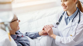 V nemocnici vo Svidníku spríjemnia seniorom liečbu dobrovoľníci