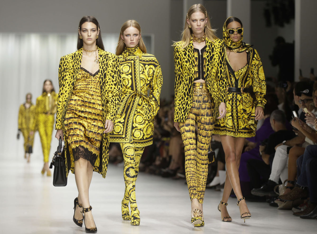 Modelky na prehliadke značky Versace - kolekcia...