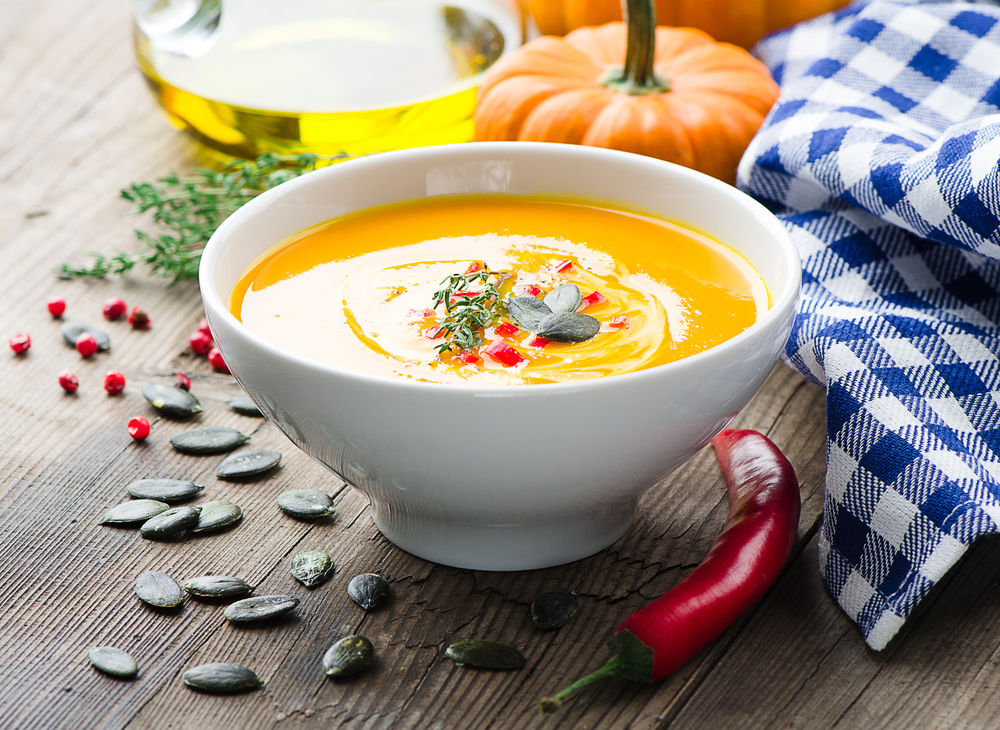 Tekvicová polievka s arašidovým maslom s čili.