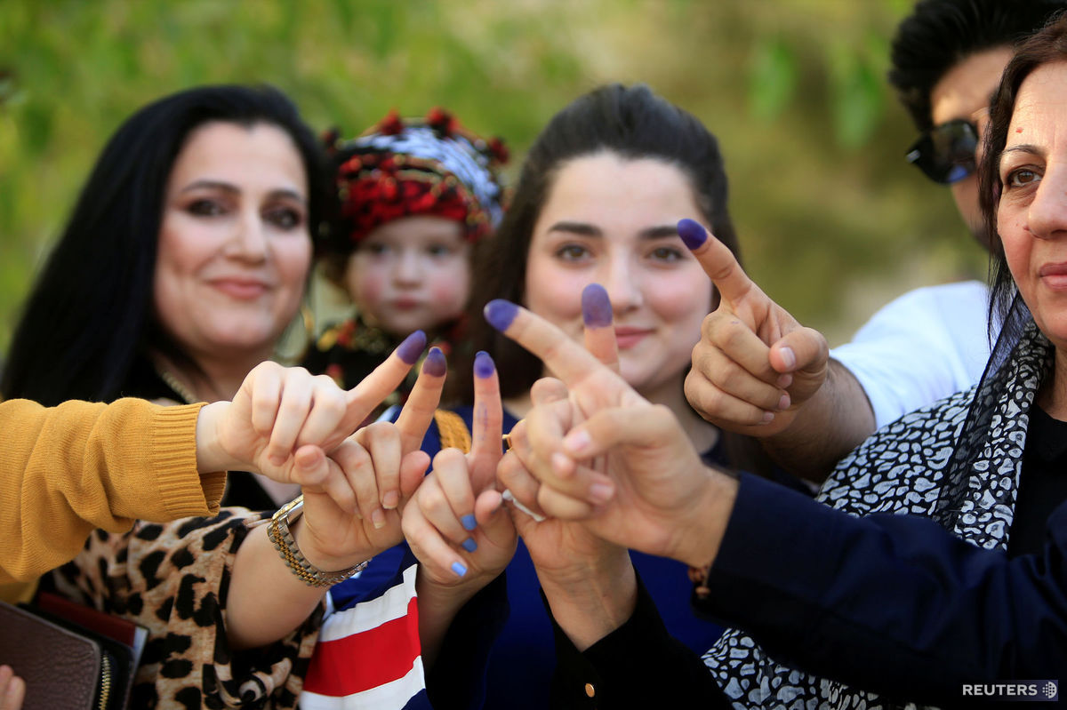 Kurdky v Sulejmánii ukazujú atramentom...