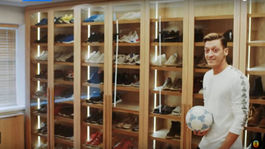 VIDEO: Özil ukázal luxusný dom. Jeho šatník by mu závidela aj Barbie