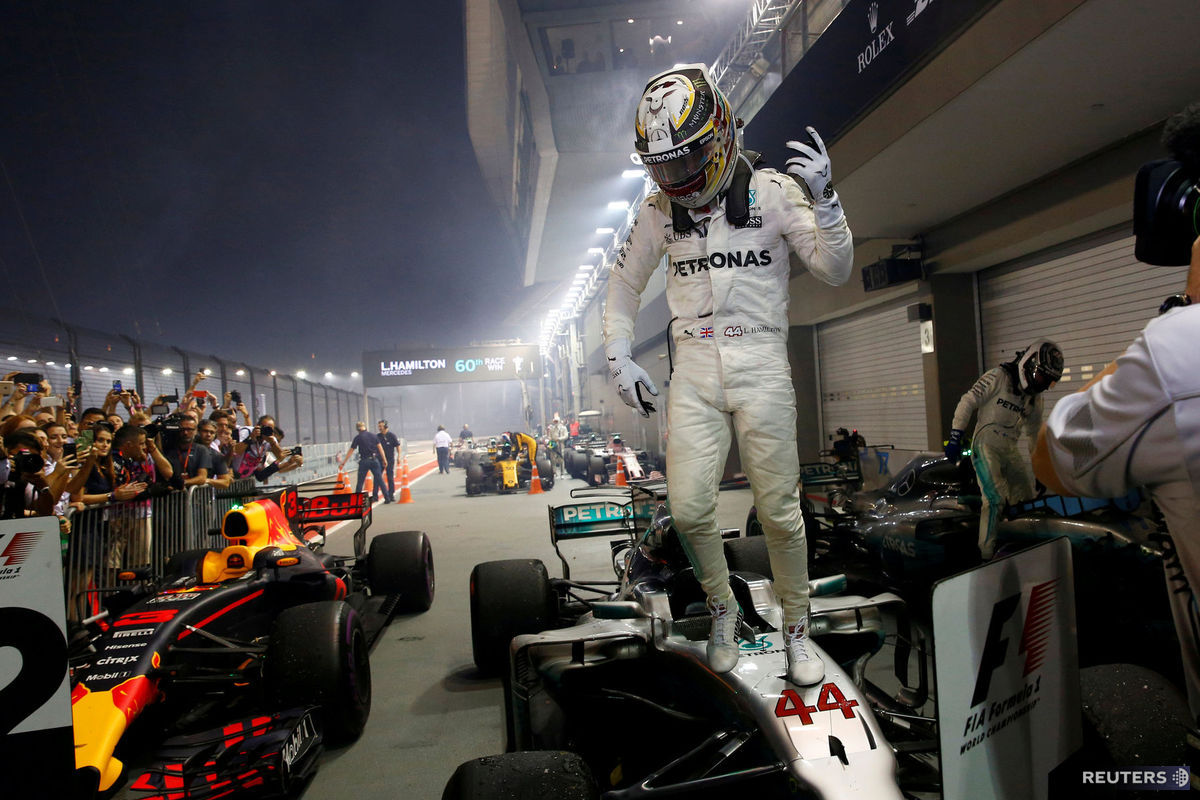 Lewis Hamilton sa teší po svojom víťazstve na...