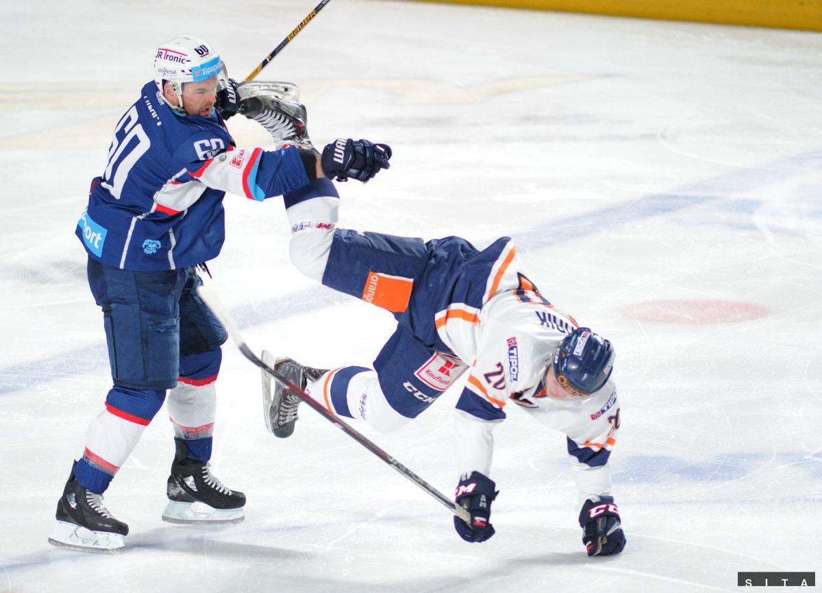 Nitriansky hokejista Jameson Milam posieľa na...