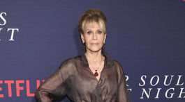 Osemdesiatka klope na dvere a ona? Fonda vytasila priehľadné šaty!