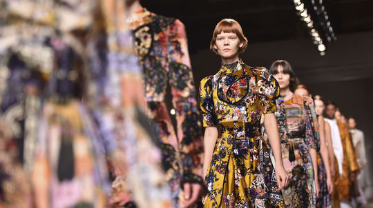 Modelky na prehliadke kolekcie Erdem Jeseň-zima...