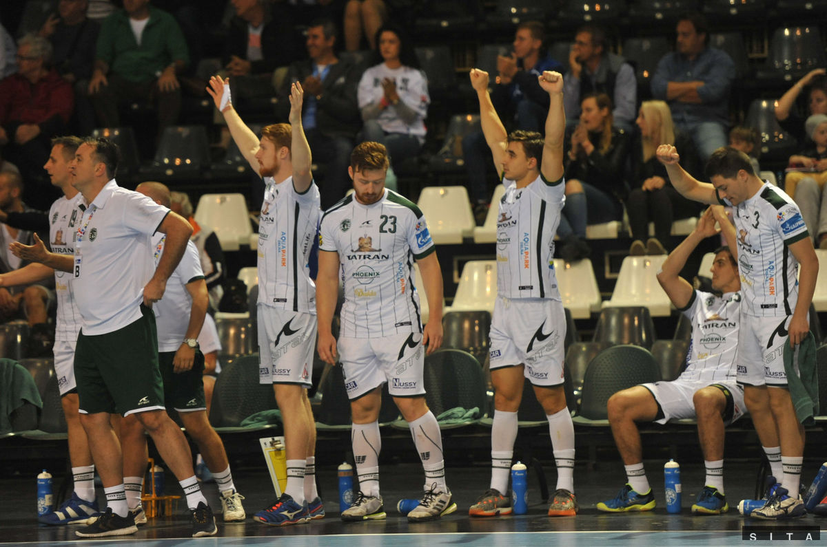 Lavička hádzanárov Tatrana Prešov s trénerom...