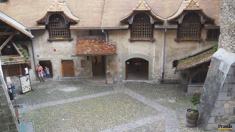 Jedno zo štyroch nádvorí zámku Chillon.