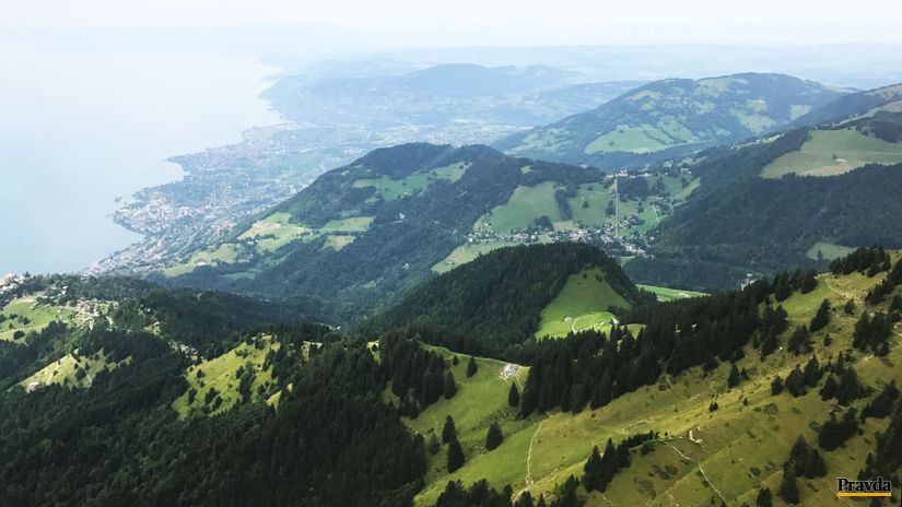 Výhľad zo skalného balkóna Rochers de Naye vo...