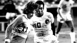 Pred 40 rokmi poslednýkrát kopol do lopty. Pelé sa lúčil proti Santosu