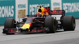 V Sepangu triumfoval oslávenec Verstappen, famózna stíhacia jazda Vettela