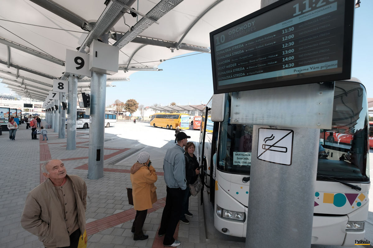 Náhradná autobusová stanica na Bottovej ulici.