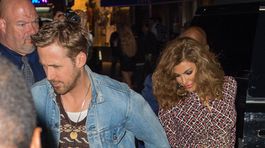 Unikátne zábery?! Gosling vzal za ruku svoju lásku Mendesovú