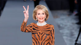 Herečka Jane Fonda predvádza jeden z modelov na prehliadke v Paríži. 