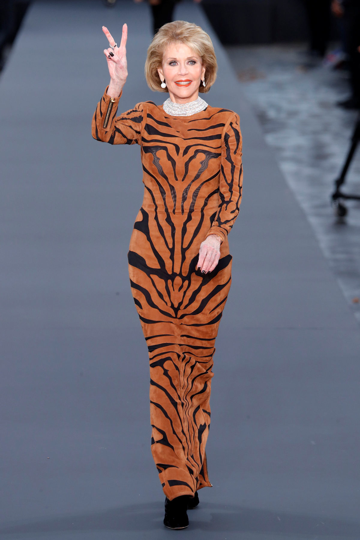 Herečka Jane Fonda predvádza jeden z modelov na...