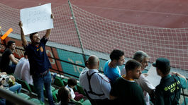VIDEO: Útok fanúšikov na tréningu. Piquého vypískali za podporu Katalánska
