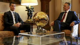 Ronaldo pomohol chorým deťom. Jednu zo Zlatých lôpt predal za 600-tisíc eur