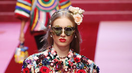 Modelka v kreácii Dolce & Gabbana z kolekcie Jar/Leto 2018.
