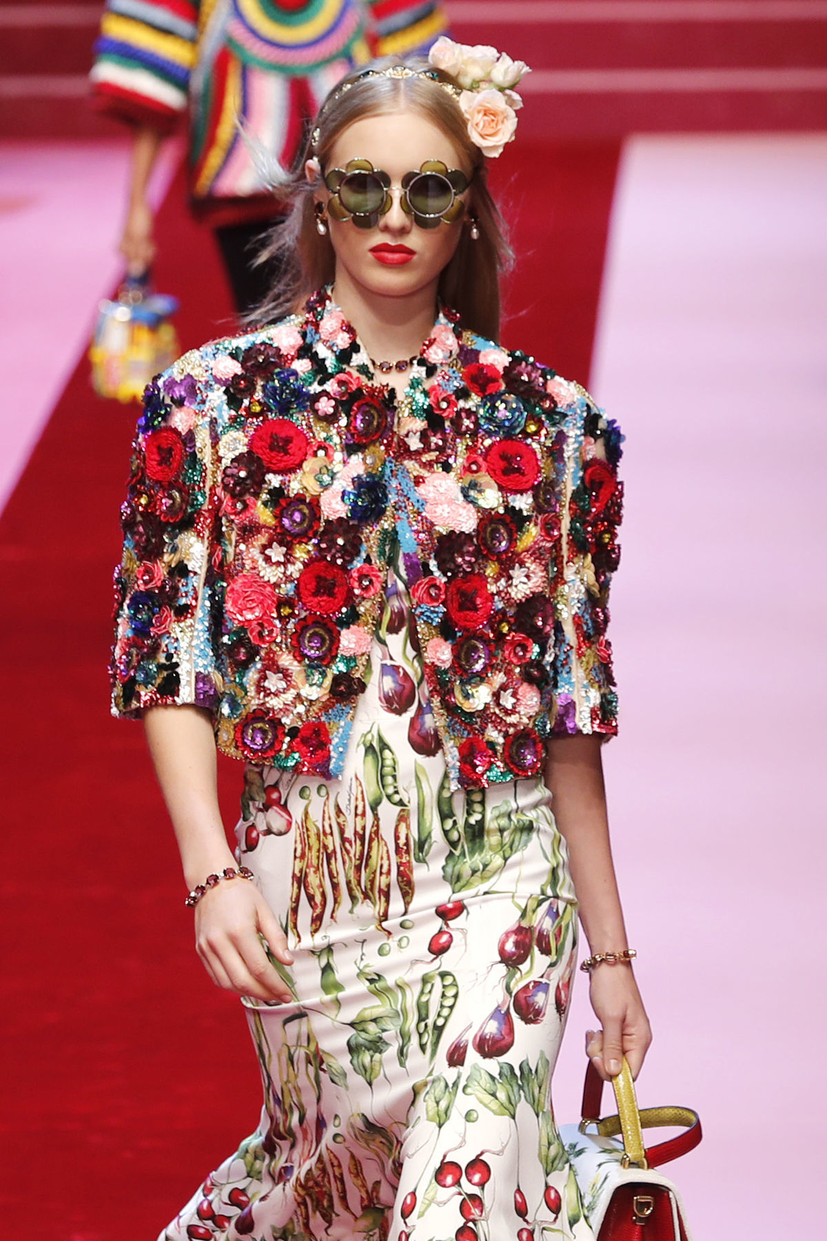Modelka v kreácii Dolce & Gabbana z...