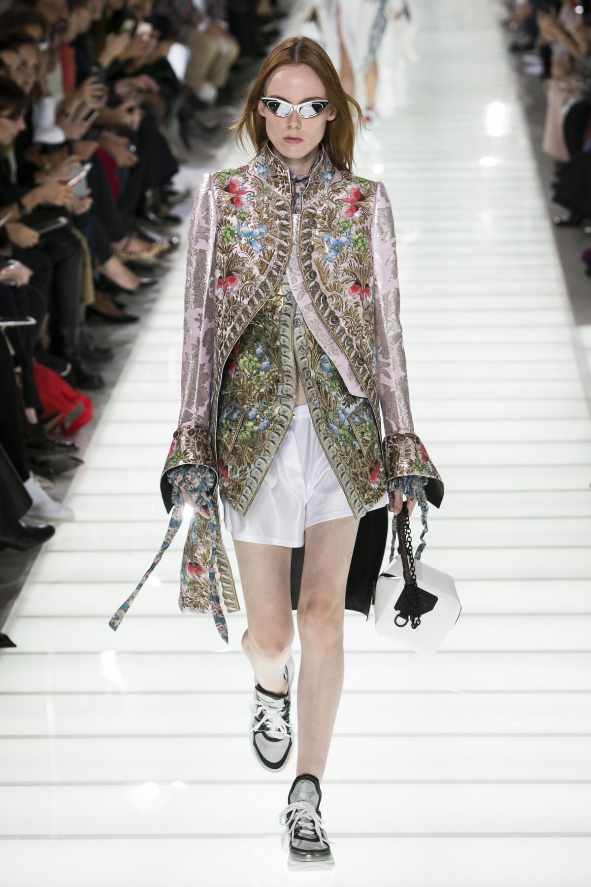 Modelka v kreácii Louis Vuitton z kolekcie...