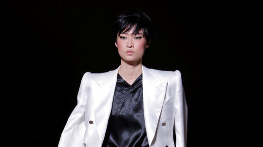 Modelka v kreácii Tom Ford z kolekcie Jar/Leto...