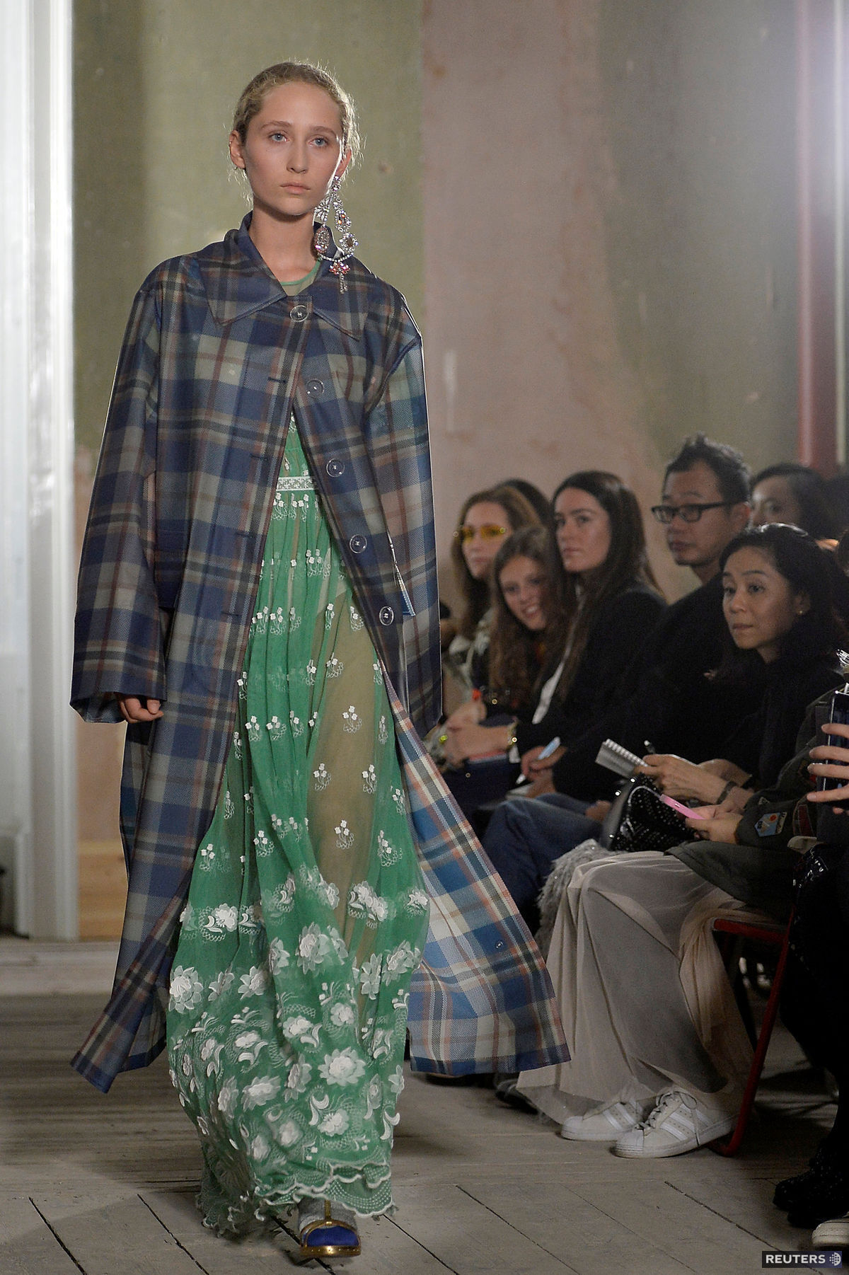 Modelka v kreácii z kolekcie Burberry Jar/Leto...