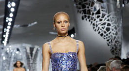 Modelka v šatách z dielne Christian Dior