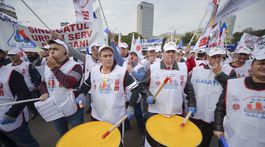 Tisícky rumunských zamestnancov protestujú pred sídlom rumunskej vlády