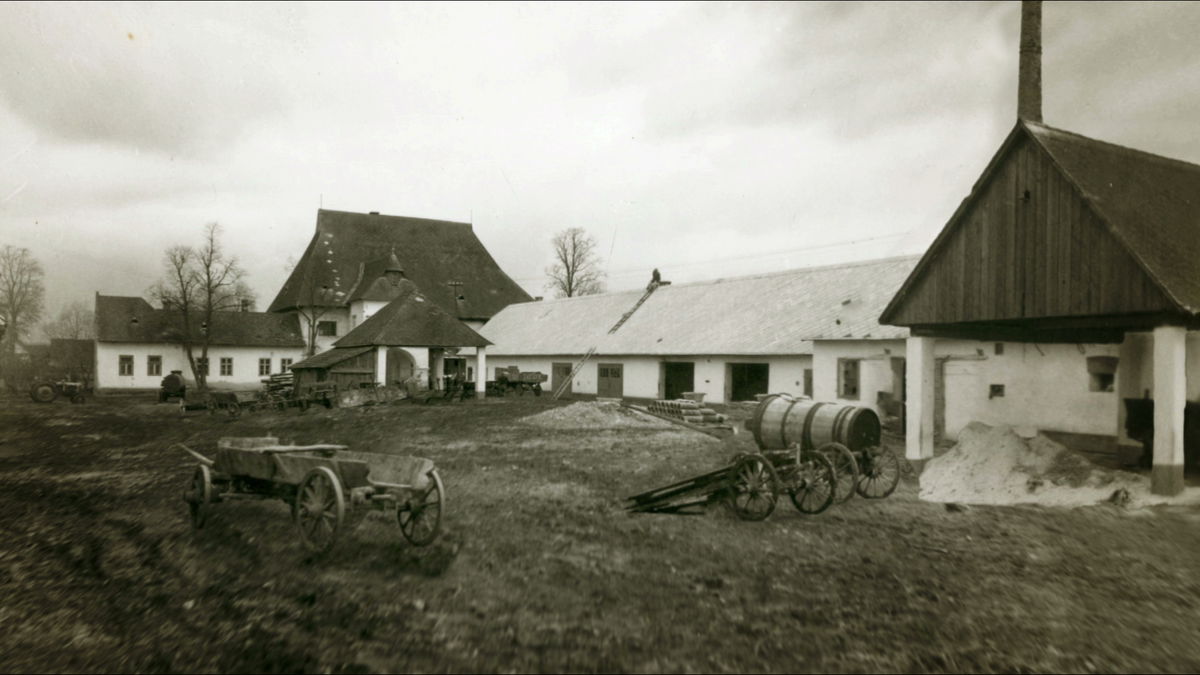 Kaštieľ v Parížovciach na historickej fotografii.