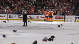 Hetriková šou McDavida. Pozrite si jeho bleskové sólo cez celé klzisko