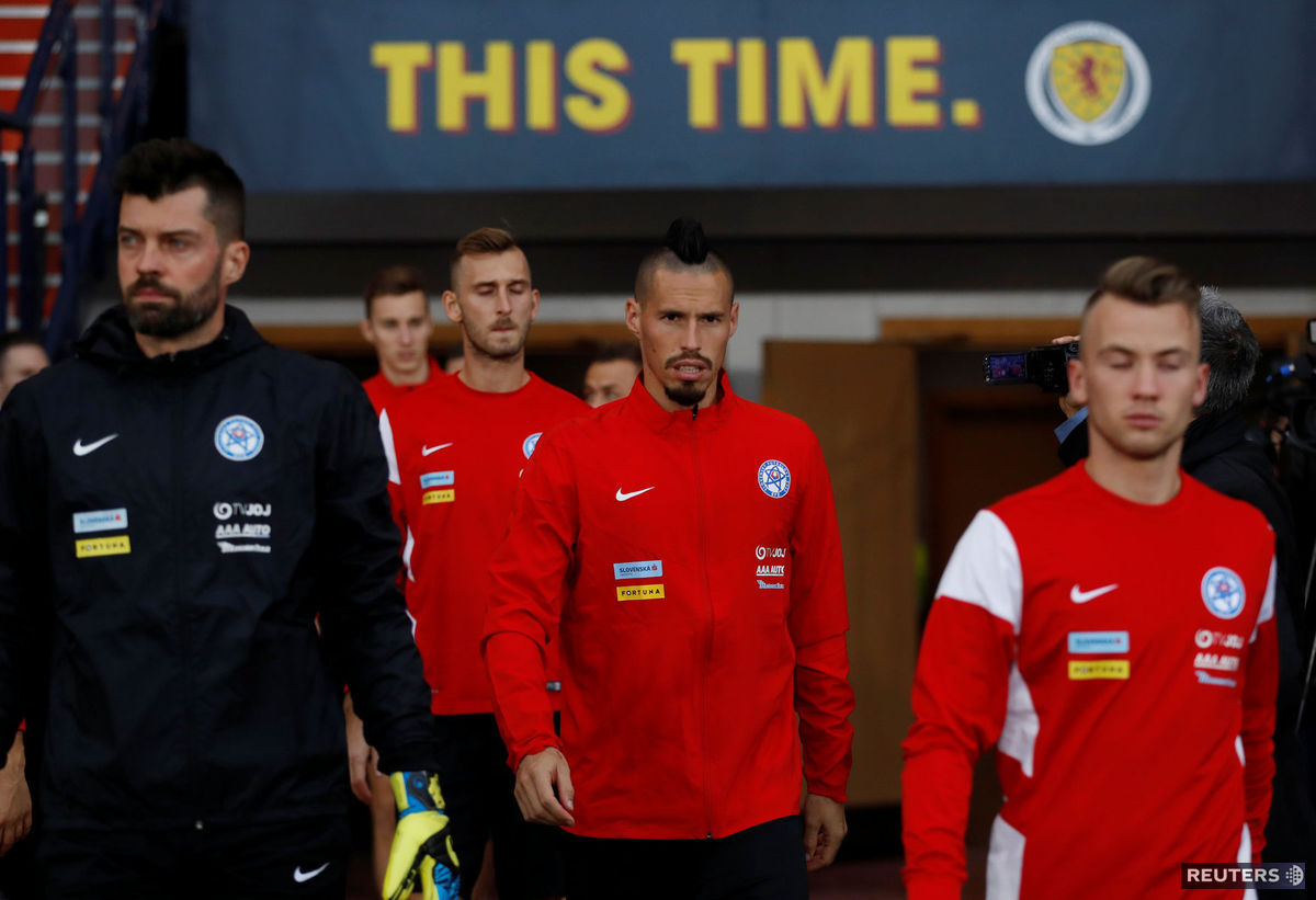 Slovenskí futbalisti prichádzajú na tréning v...