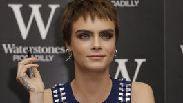 Aj ju obťažoval! Chcel, aby som sa bozkávala s inou ženou, tvrdí Cara