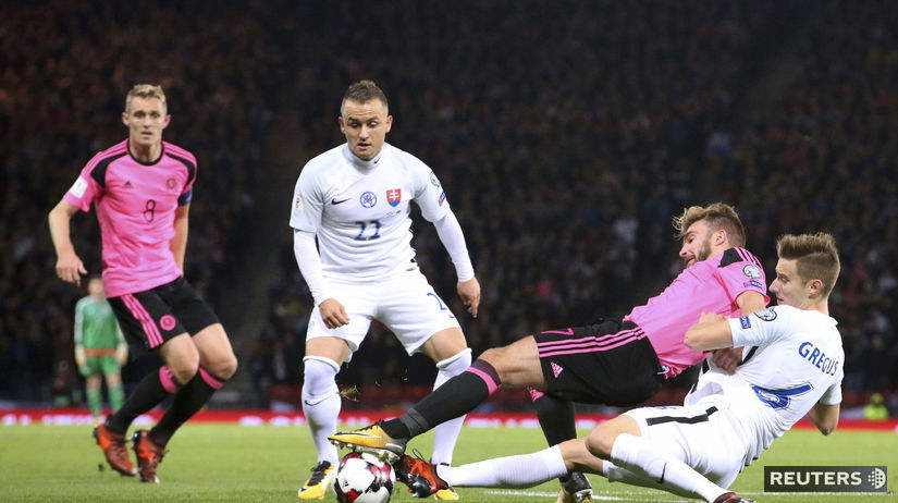 Stanislav Lobotka v obkľúčení Škótov.