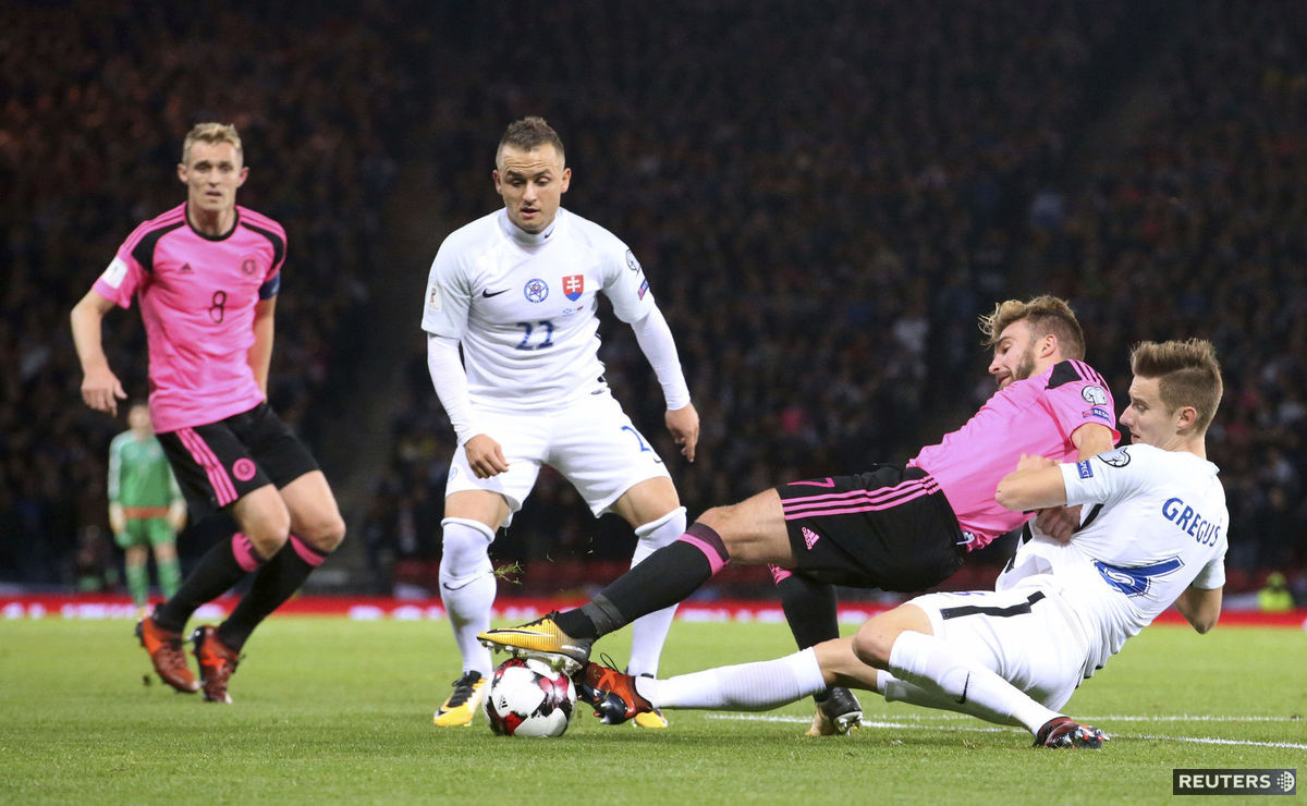 Stanislav Lobotka v obkľúčení Škótov.