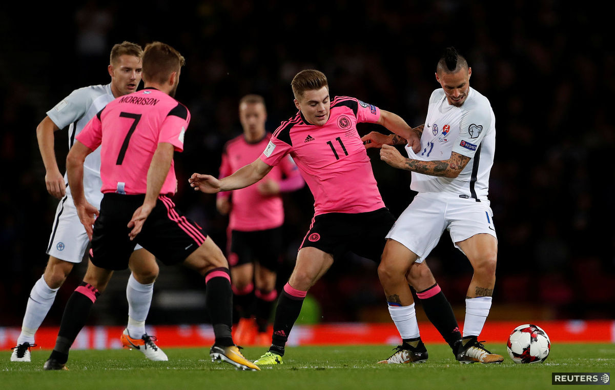 Marek Hamšík v akcii v zápase proti Škótsku.