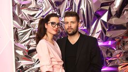 Moderátor a hudobník Peter Šarkan Novák s manželkou. 