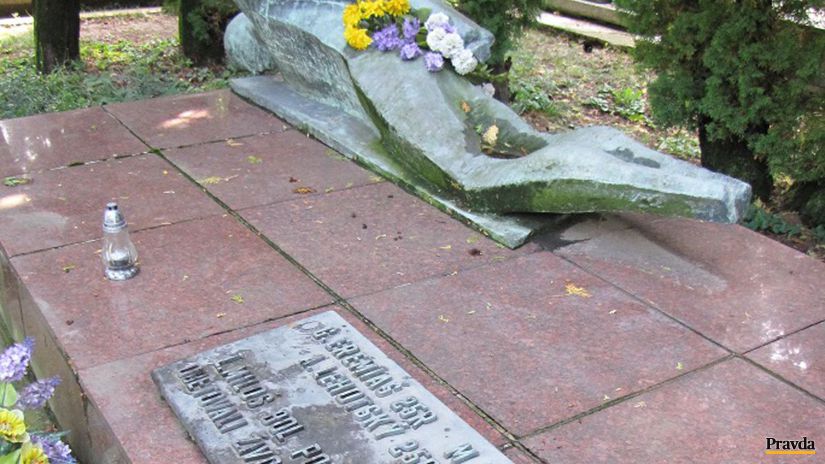 Pomník obetiam SNP na cintoríne v Zlatých...