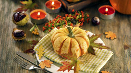 Tekvice na stole, v úlohe jesennej dekorácie