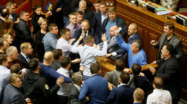 V ukrajinskom parlamente sa strhla bitka. Schválili Porošenkove zákony o Donbase